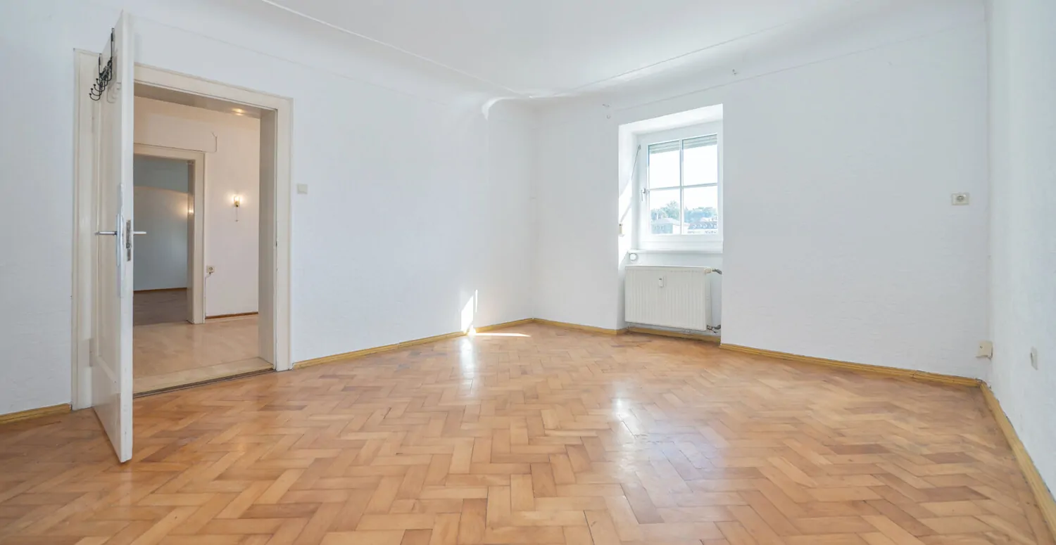 Denkmalgeschützter Altbau: 3-Zimmer-Wohnung mit spektakulärem Felsengarten