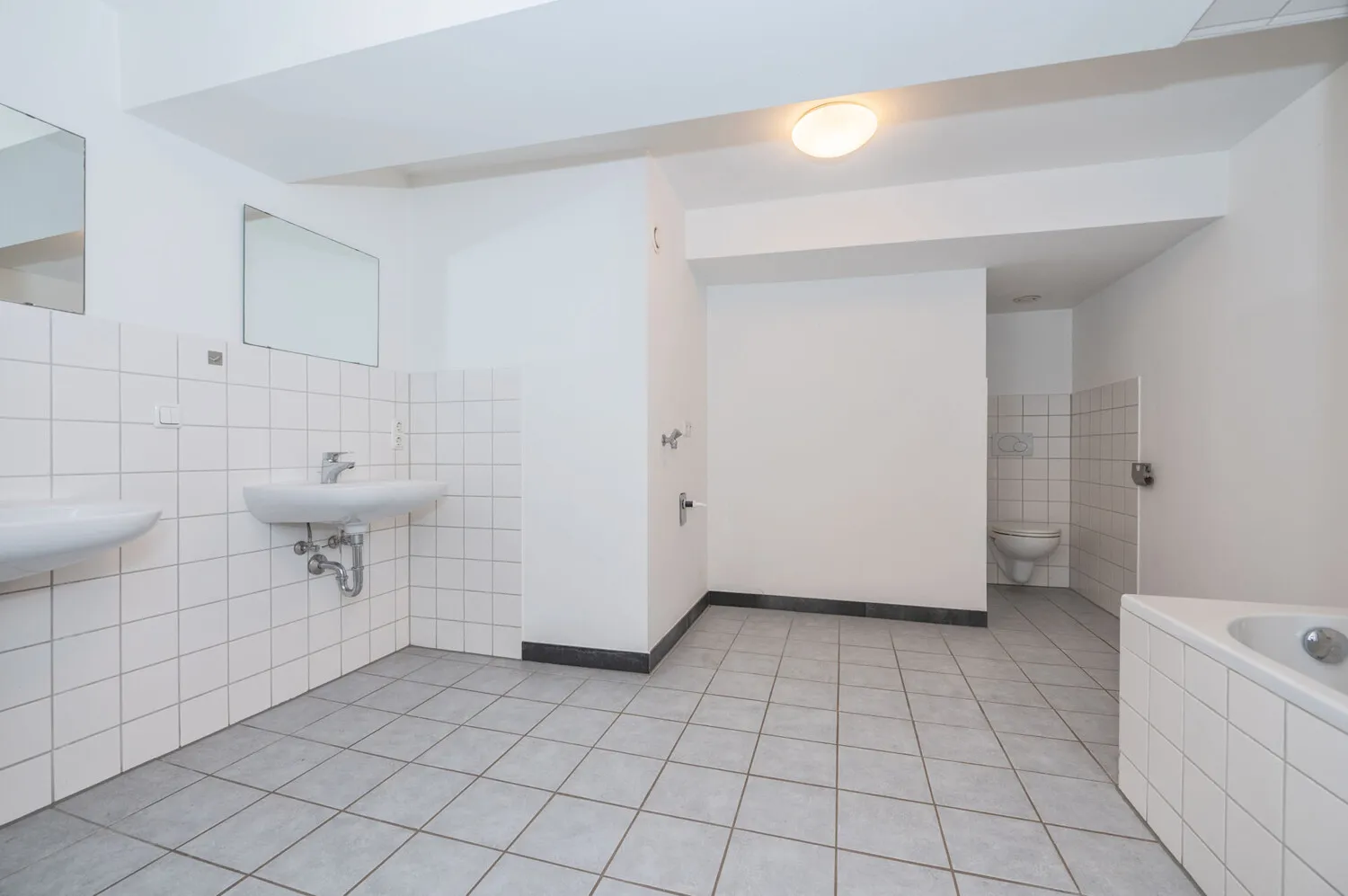 3-Zimmer-Altbau-Wohnung mit spektakulärem Felsengarten