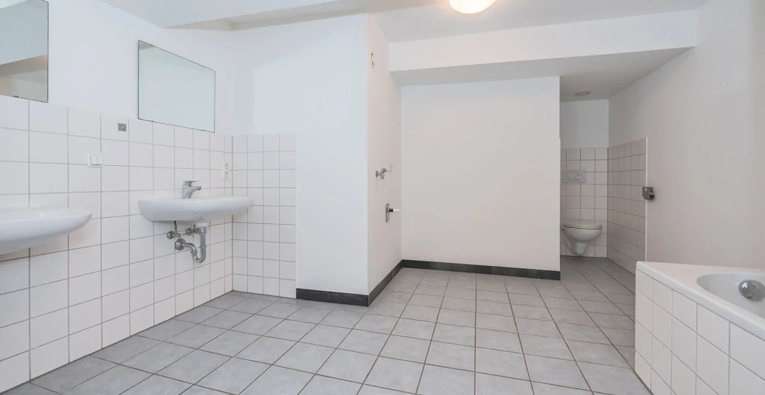 Denkmalgeschützter Altbau: 3-Zimmer-Wohnung mit spektakulärem Felsengarten