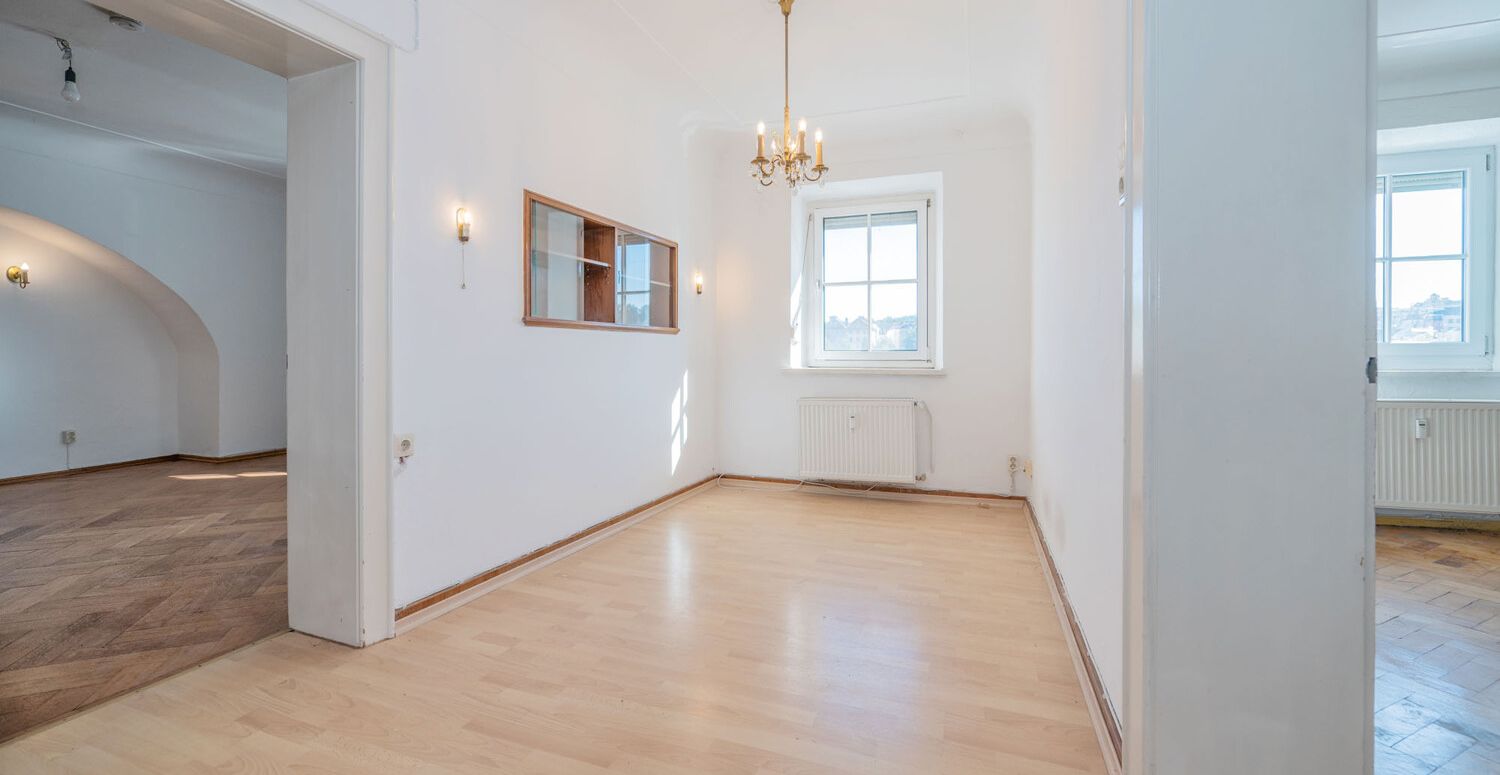 Denkmalgeschützter Altbau: 2-Zimmer-Wohnung mit spektakulärem Felsengarten