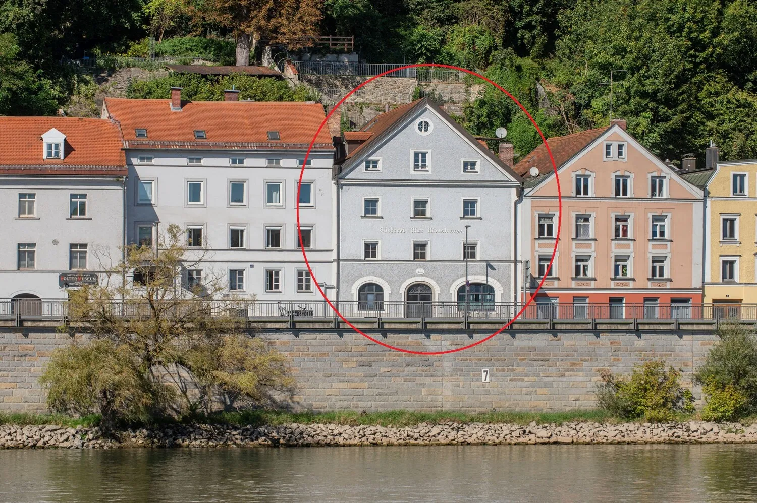 3-Zimmer-Altbau-Wohnung mit spektakulärem Felsengarten