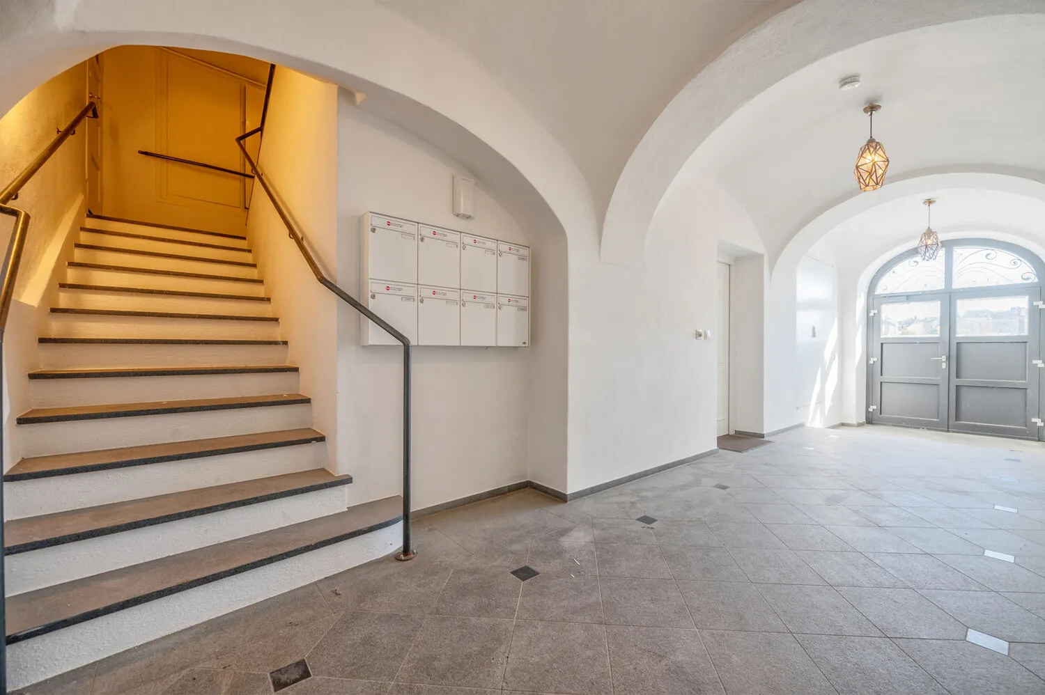 3-Zimmer-Altbau-Wohnung mit spektakulärem Felsengarten