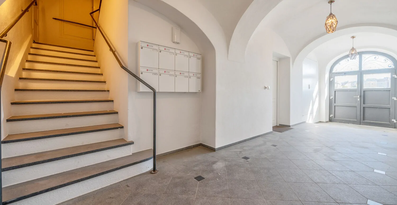 Denkmalgeschützter Altbau: 3-Zimmer-Wohnung mit spektakulärem Felsengarten