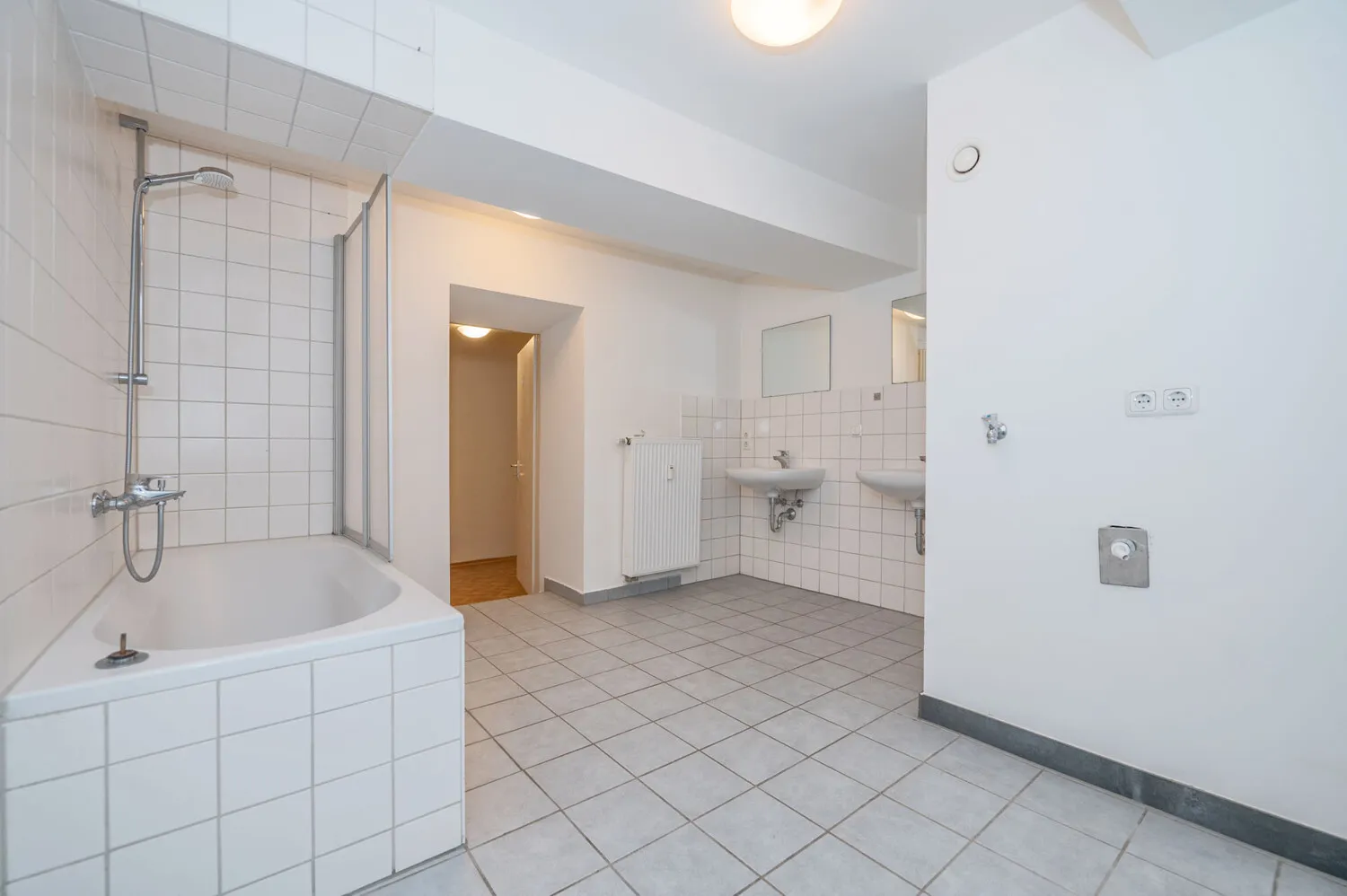 3-Zimmer-Altbau-Wohnung mit spektakulärem Felsengarten