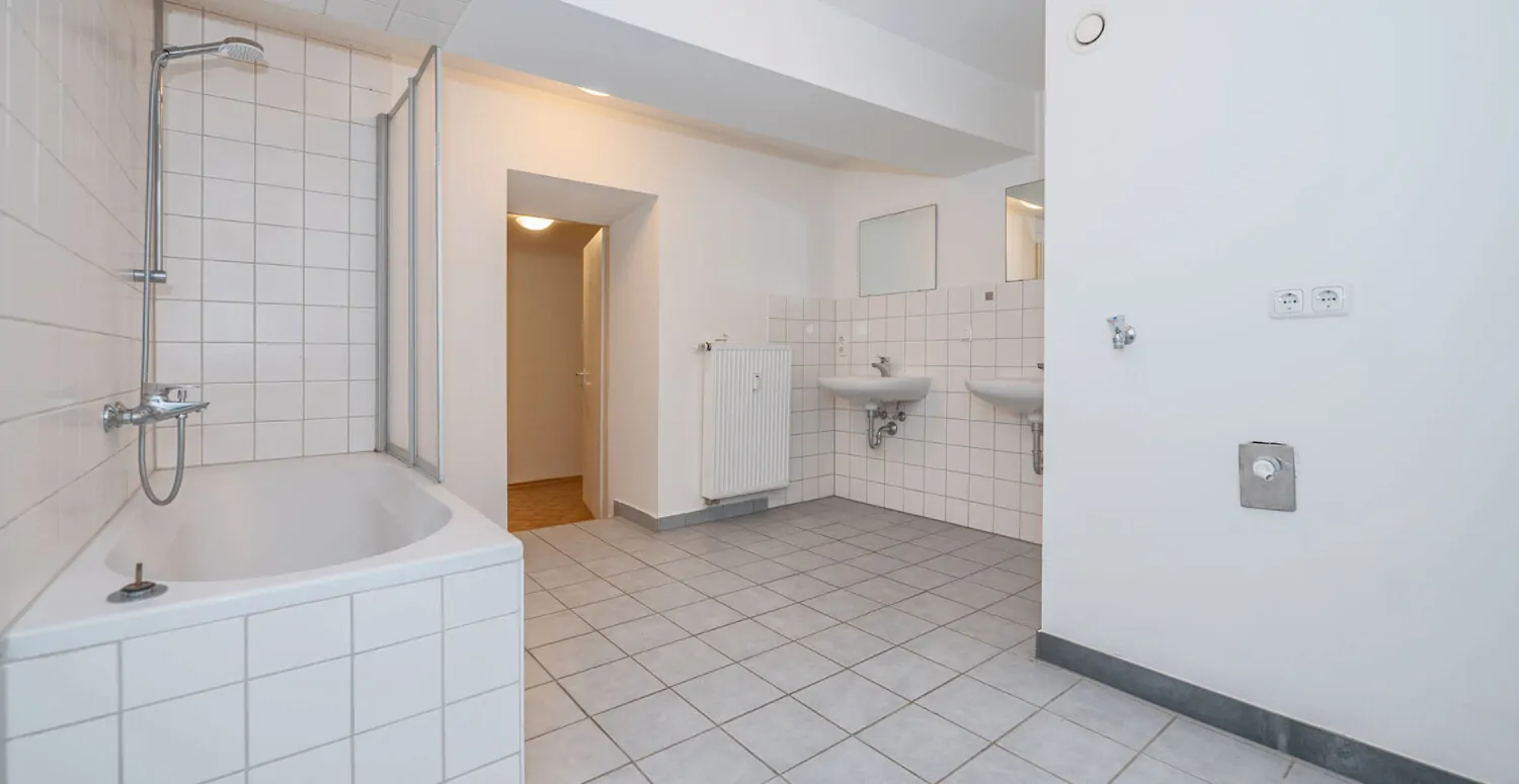 Denkmalgeschützter Altbau: 3-Zimmer-Wohnung mit spektakulärem Felsengarten