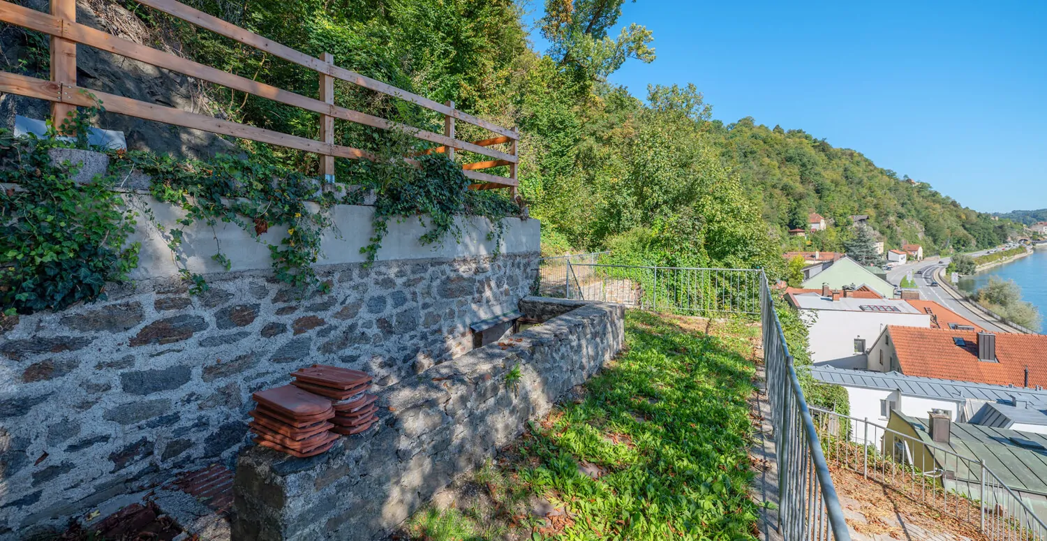 Denkmalgeschützter Altbau: 3-Zimmer-Wohnung mit spektakulärem Felsengarten