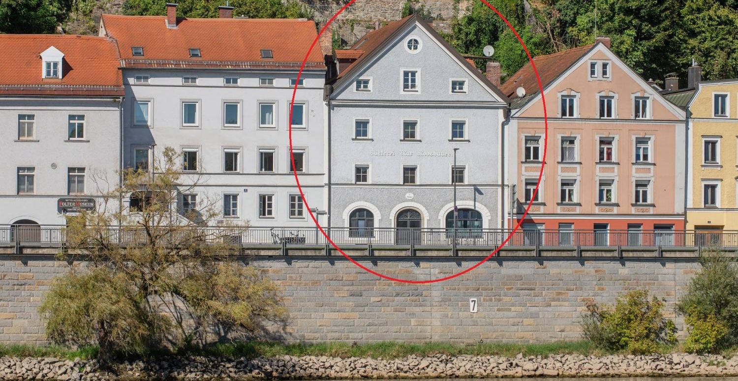 Denkmalgeschützter Altbau: 2-Zimmer-Wohnung mit spektakulärem Felsengarten