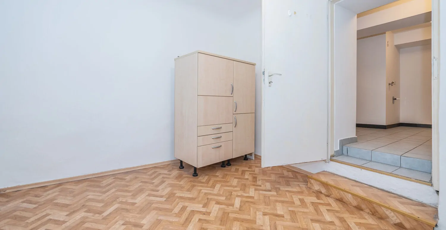 Denkmalgeschützter Altbau: 3-Zimmer-Wohnung mit spektakulärem Felsengarten