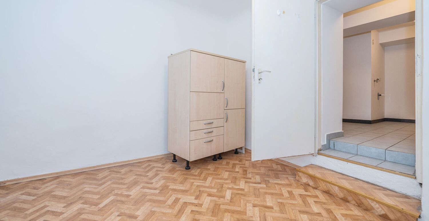 Denkmalgeschützter Altbau: 2-Zimmer-Wohnung mit spektakulärem Felsengarten