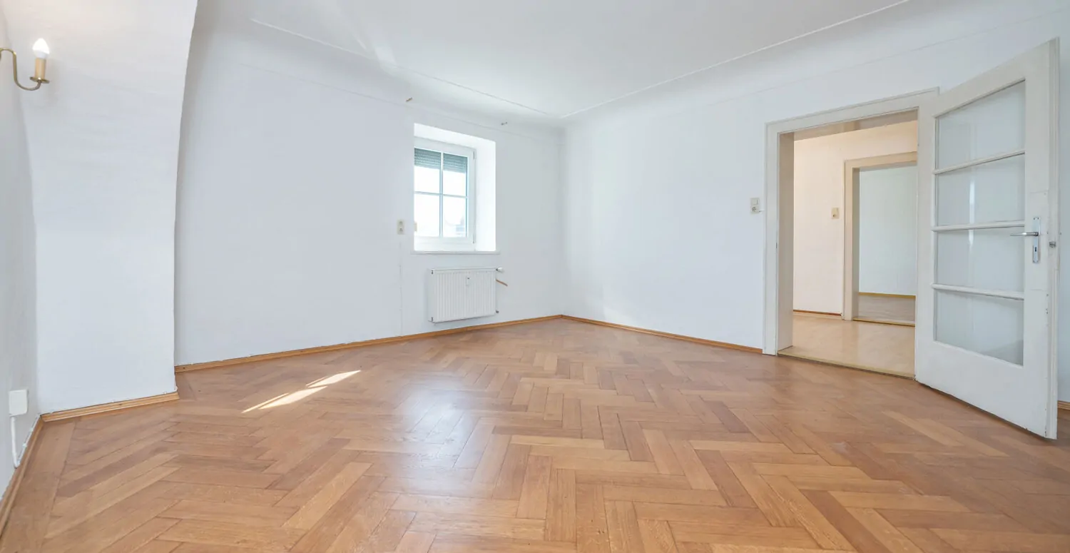 Denkmalgeschützter Altbau: 3-Zimmer-Wohnung mit spektakulärem Felsengarten
