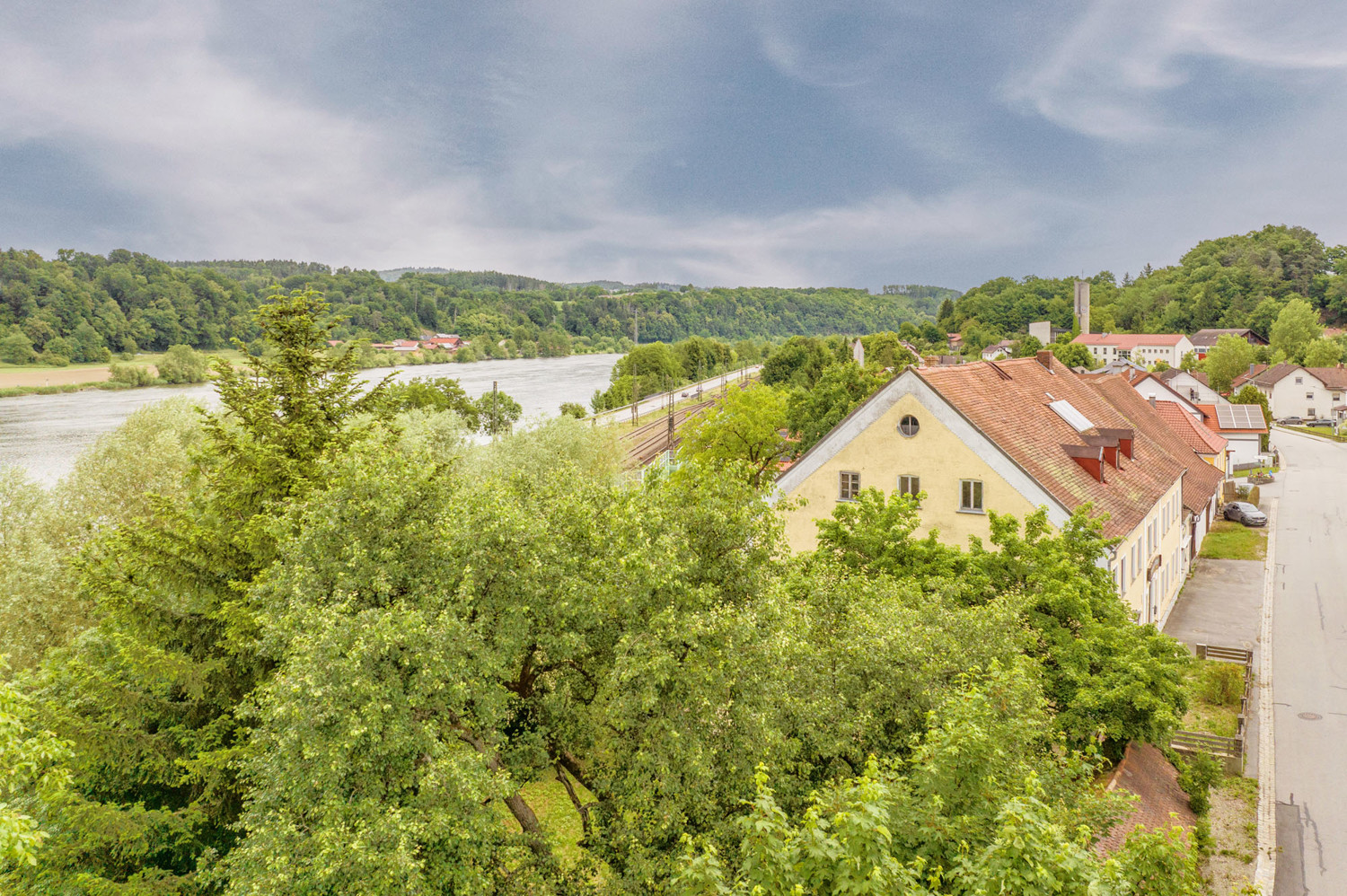 Gebäude-Ensemble-Denkmalschutz
Großes eingewachsenes Grundstück- 
Lassen Sie Ihren Ideen freien Lauf