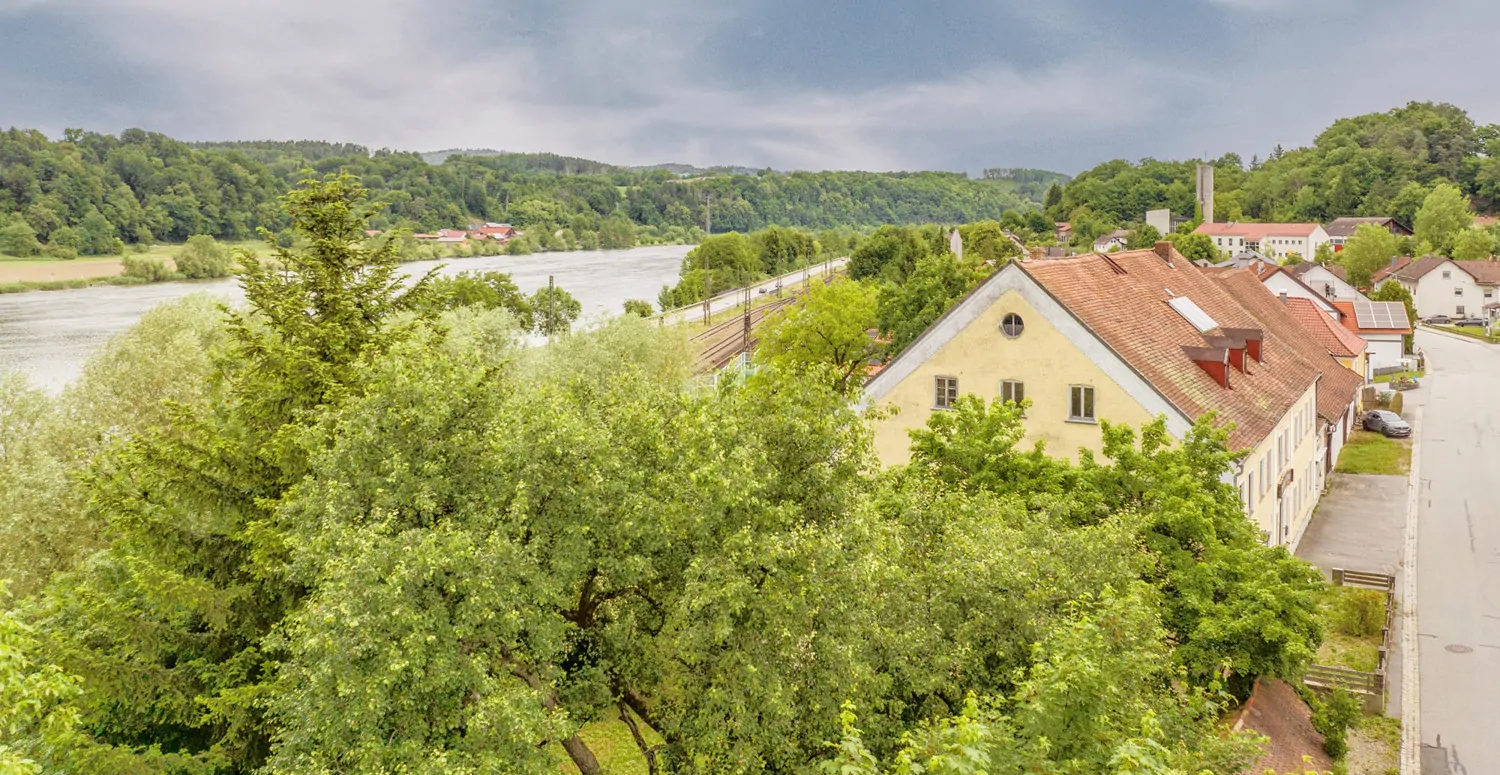 Gebäude-Ensemble-Denkmalschutz
Großes eingewachsenes Grundstück- 
Lassen Sie Ihren Ideen freien Lauf