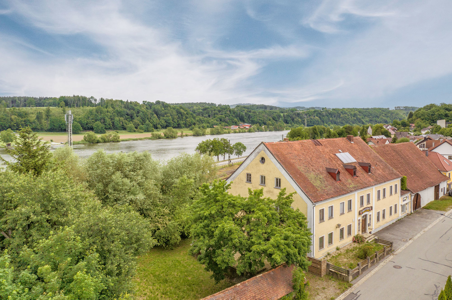 Gebäude-Ensemble-Denkmalschutz
Großes eingewachsenes Grundstück- 
Lassen Sie Ihren Ideen freien Lauf