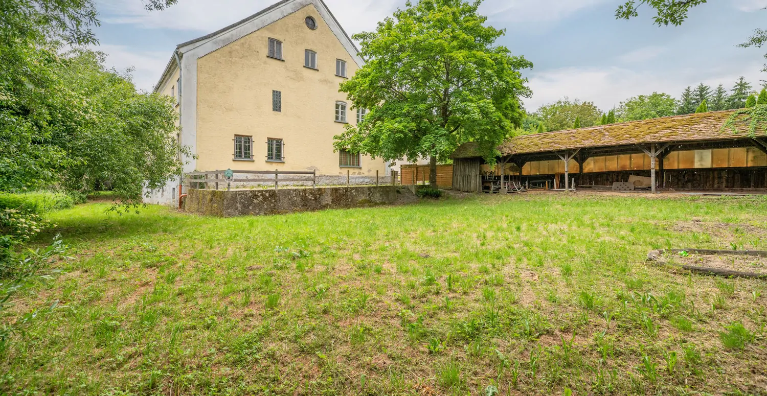 Gebäude-Ensemble-Denkmalschutz
Großes eingewachsenes Grundstück- 
Lassen Sie Ihren Ideen freien Lauf