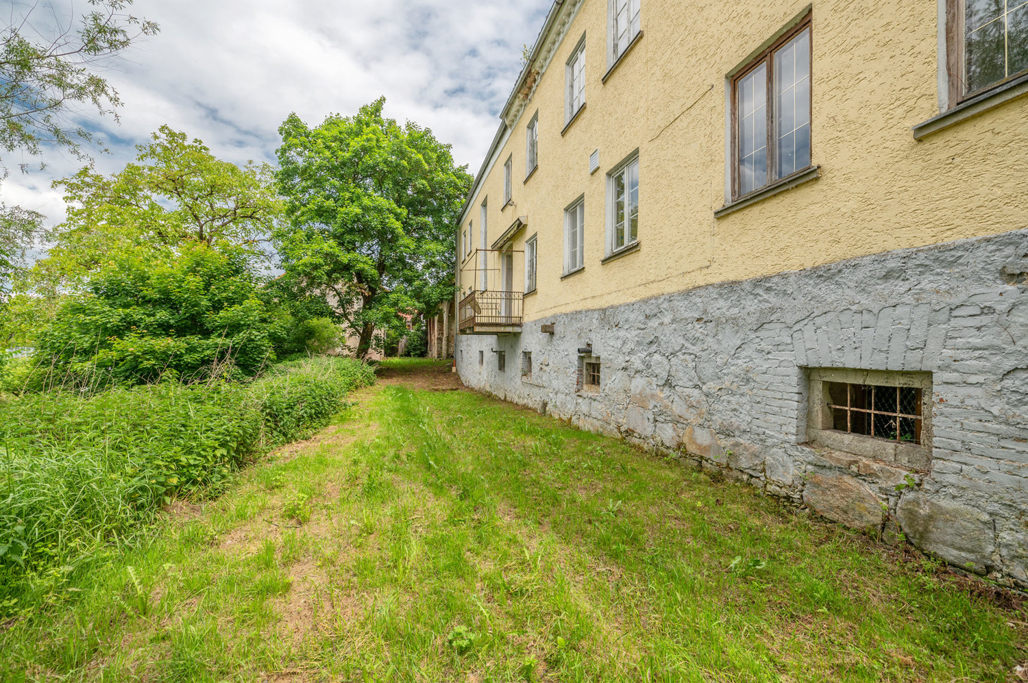 Gebäude-Ensemble-Denkmalschutz
Großes eingewachsenes Grundstück- 
Lassen Sie Ihren Ideen freien Lauf