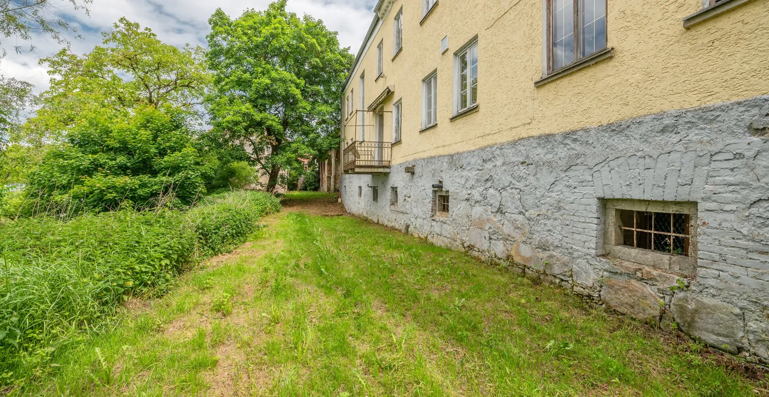 Gebäude-Ensemble-Denkmalschutz
Großes eingewachsenes Grundstück- 
Lassen Sie Ihren Ideen freien Lauf