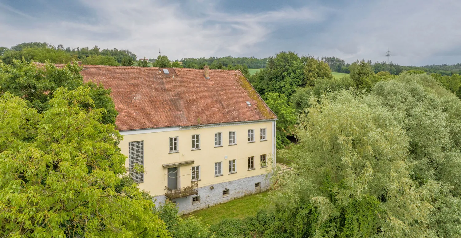 Gebäude-Ensemble-Denkmalschutz
Großes eingewachsenes Grundstück- 
Lassen Sie Ihren Ideen freien Lauf
