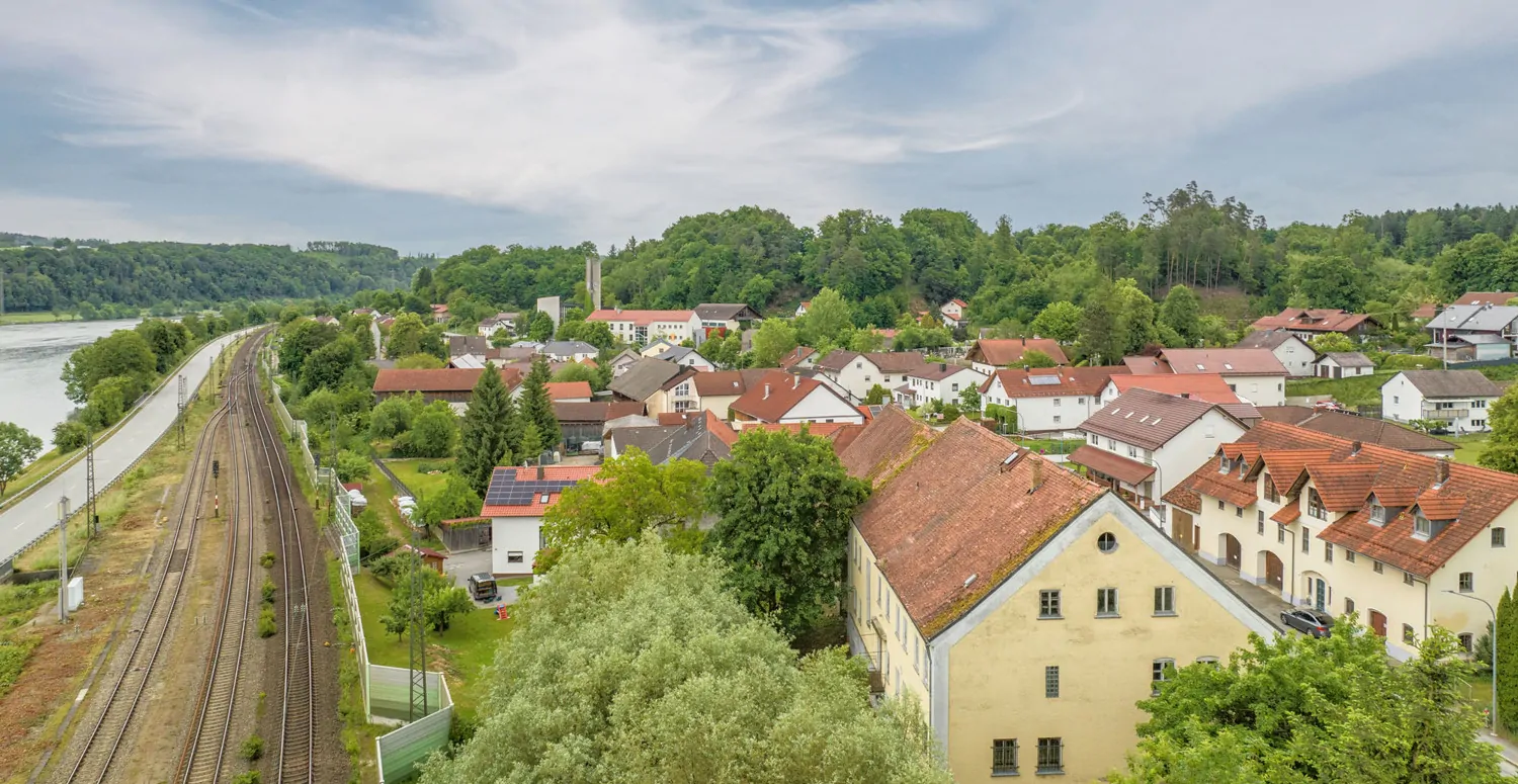 Gebäude-Ensemble-Denkmalschutz
Großes eingewachsenes Grundstück- 
Lassen Sie Ihren Ideen freien Lauf