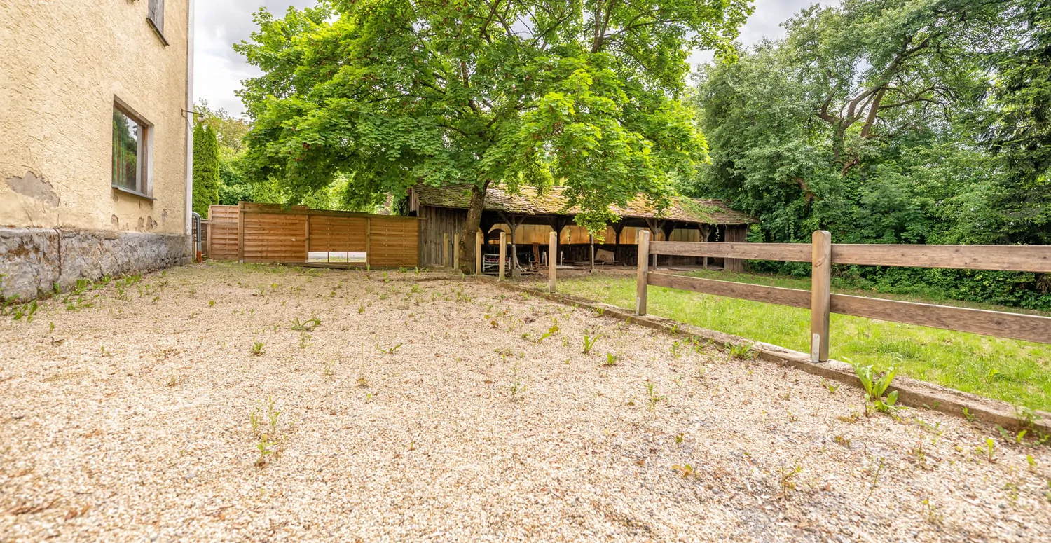 Gebäude-Ensemble-Denkmalschutz
Großes eingewachsenes Grundstück- 
Lassen Sie Ihren Ideen freien Lauf