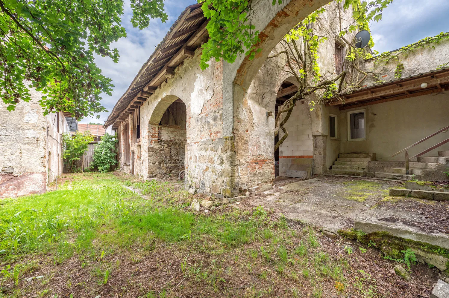 Listed building complex - Large, mature property - Let your ideas run wild