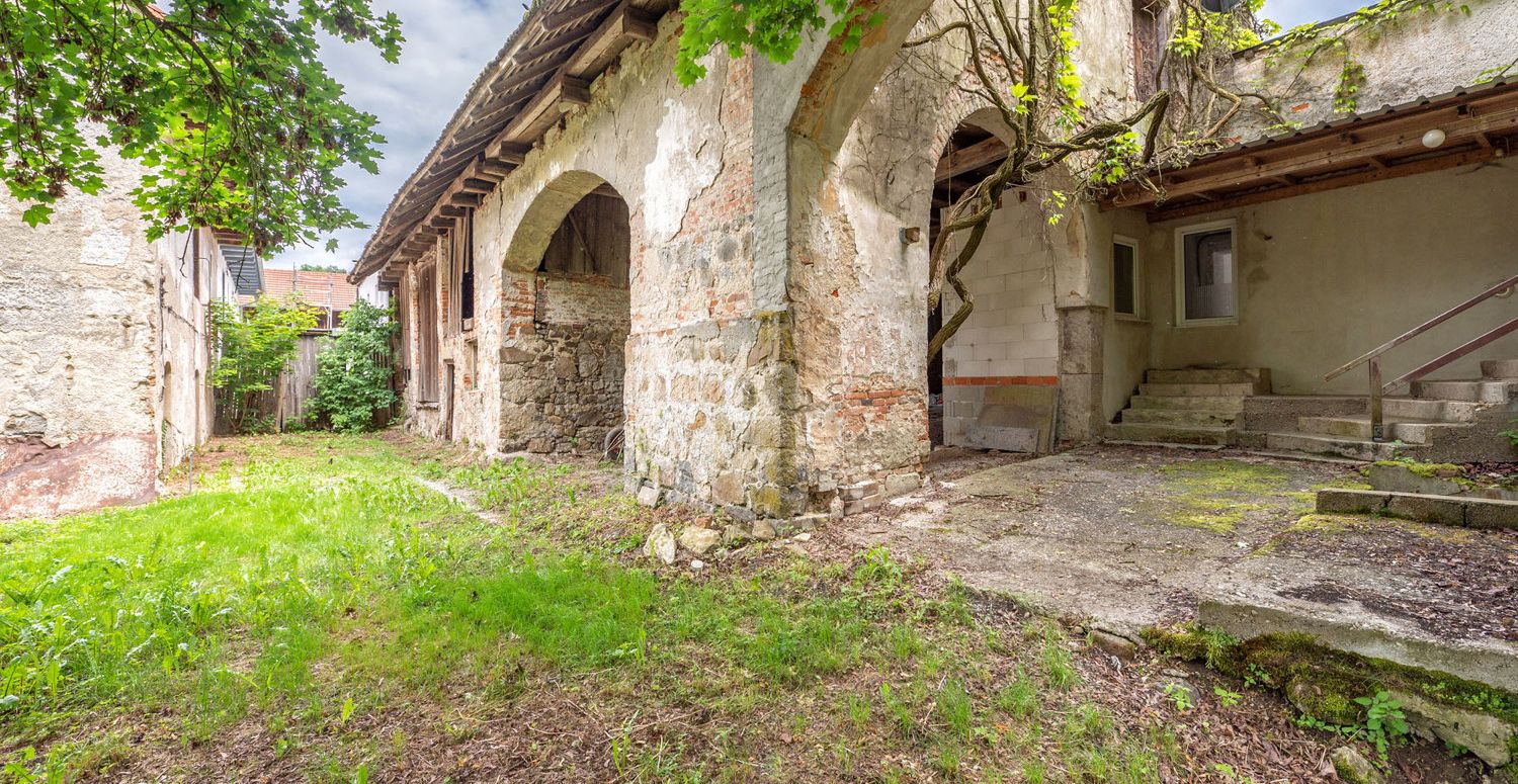 Gebäude-Ensemble-Denkmalschutz
Großes eingewachsenes Grundstück- 
Lassen Sie Ihren Ideen freien Lauf