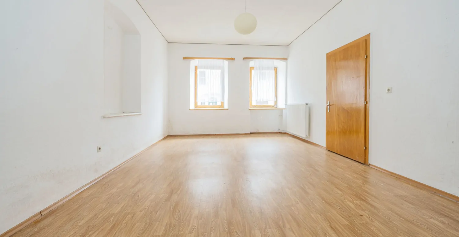 Gebäude-Ensemble-Denkmalschutz
Großes eingewachsenes Grundstück- 
Lassen Sie Ihren Ideen freien Lauf