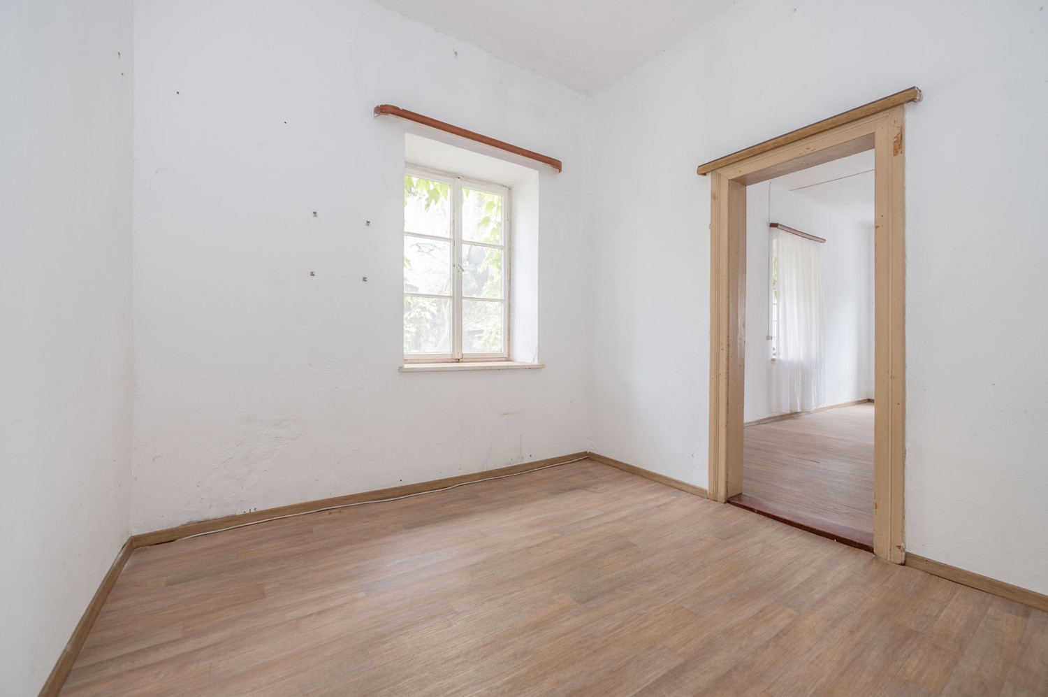 Gebäude-Ensemble-Denkmalschutz
Großes eingewachsenes Grundstück- 
Lassen Sie Ihren Ideen freien Lauf