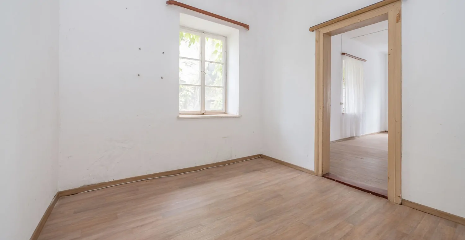 Gebäude-Ensemble-Denkmalschutz
Großes eingewachsenes Grundstück- 
Lassen Sie Ihren Ideen freien Lauf