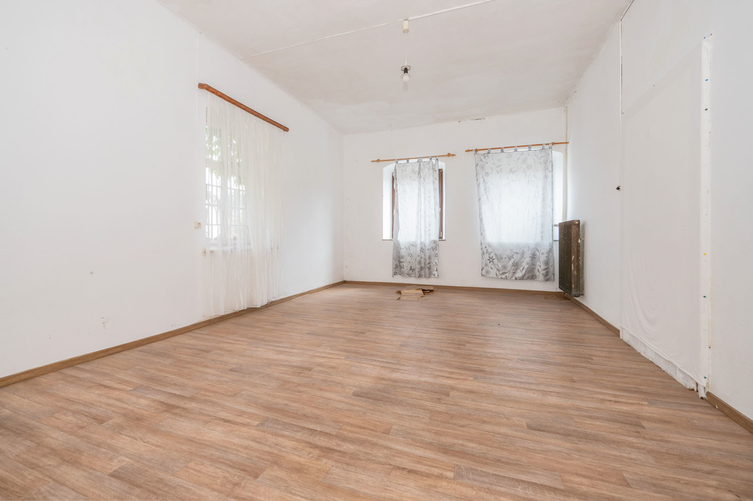 Gebäude-Ensemble-Denkmalschutz
Großes eingewachsenes Grundstück- 
Lassen Sie Ihren Ideen freien Lauf