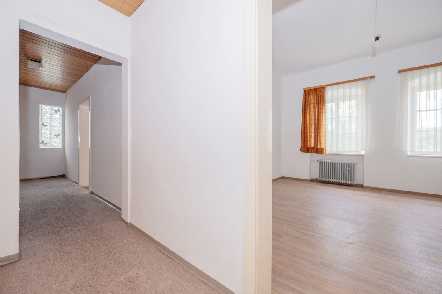 Gebäude-Ensemble-Denkmalschutz
Großes eingewachsenes Grundstück- 
Lassen Sie Ihren Ideen freien Lauf