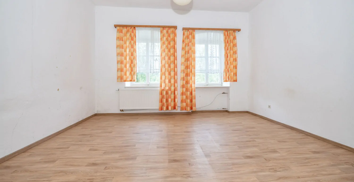 Gebäude-Ensemble-Denkmalschutz
Großes eingewachsenes Grundstück- 
Lassen Sie Ihren Ideen freien Lauf