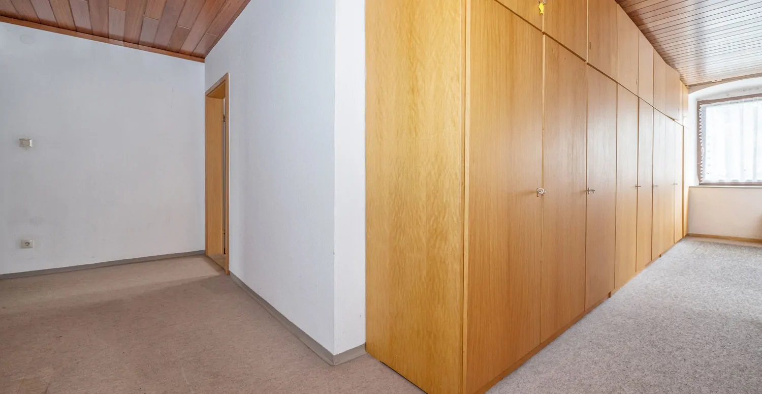 Gebäude-Ensemble-Denkmalschutz
Großes eingewachsenes Grundstück- 
Lassen Sie Ihren Ideen freien Lauf