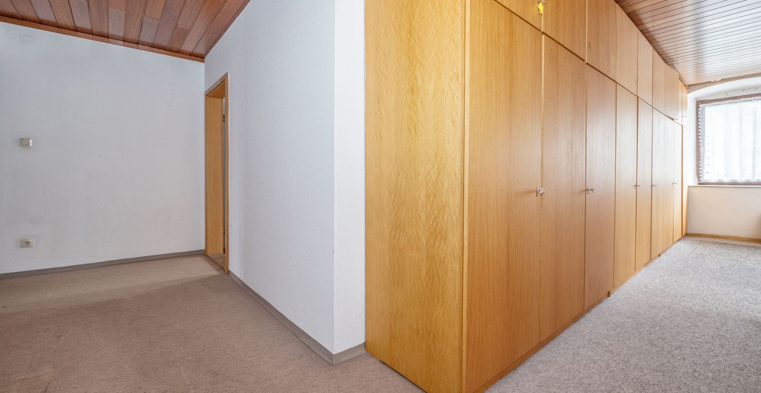 Gebäude-Ensemble-Denkmalschutz
Großes eingewachsenes Grundstück- 
Lassen Sie Ihren Ideen freien Lauf