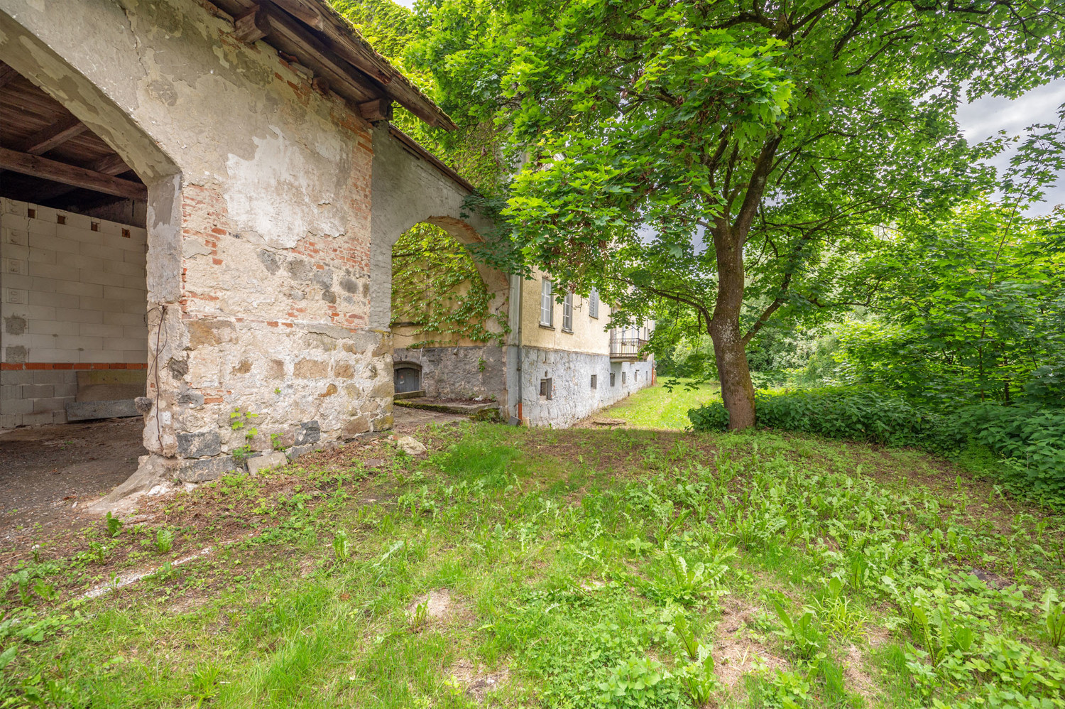 Gebäude-Ensemble-Denkmalschutz
Großes eingewachsenes Grundstück- 
Lassen Sie Ihren Ideen freien Lauf