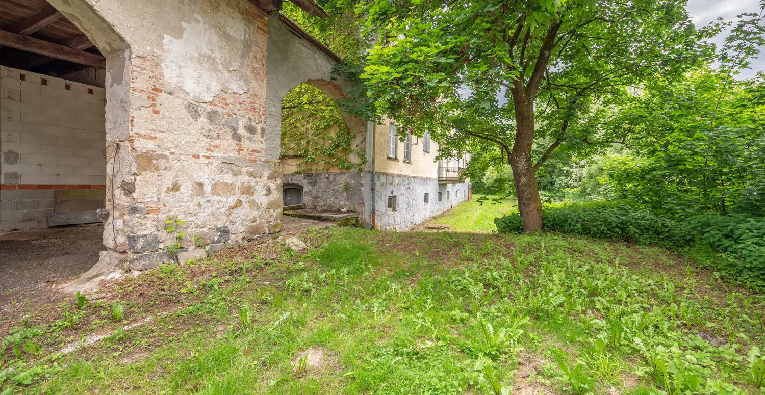 Gebäude-Ensemble-Denkmalschutz
Großes eingewachsenes Grundstück- 
Lassen Sie Ihren Ideen freien Lauf