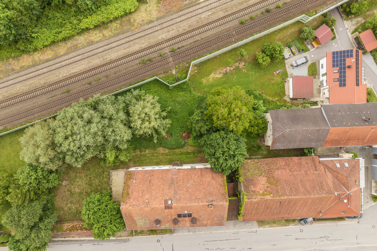 Gebäude-Ensemble-Denkmalschutz
Großes eingewachsenes Grundstück- 
Lassen Sie Ihren Ideen freien Lauf