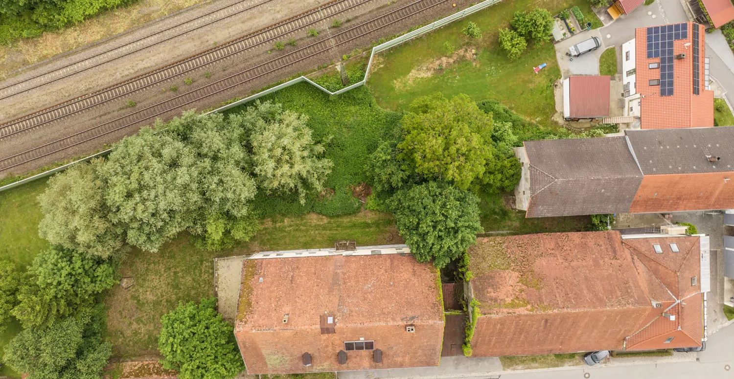 Gebäude-Ensemble-Denkmalschutz
Großes eingewachsenes Grundstück- 
Lassen Sie Ihren Ideen freien Lauf