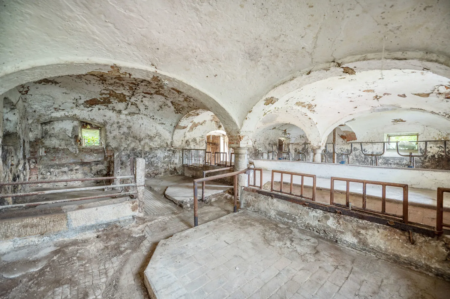 Listed building complex - Large, mature property - Let your ideas run wild