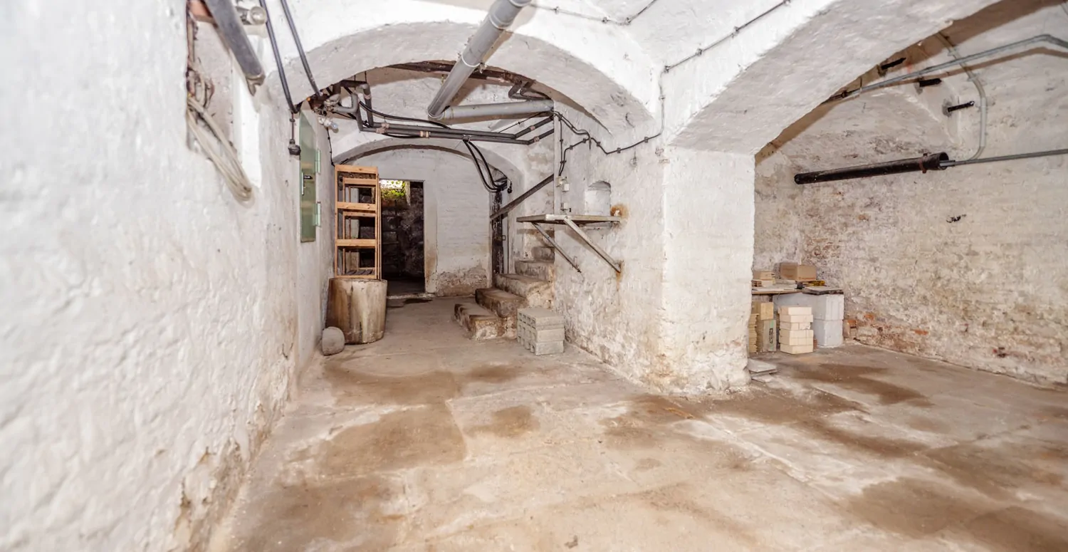 Gebäude-Ensemble-Denkmalschutz
Großes eingewachsenes Grundstück- 
Lassen Sie Ihren Ideen freien Lauf