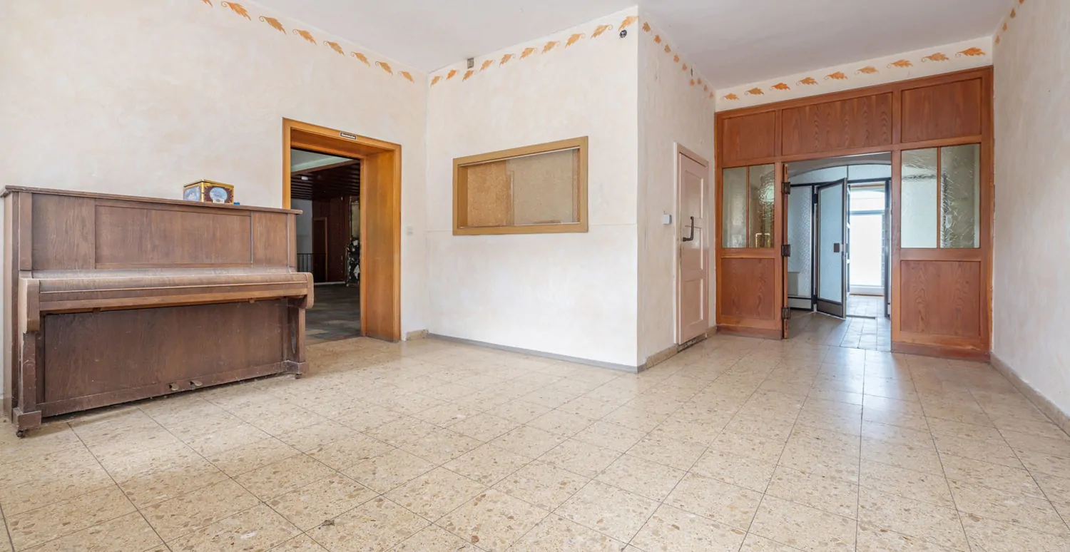 Gebäude-Ensemble-Denkmalschutz
Großes eingewachsenes Grundstück- 
Lassen Sie Ihren Ideen freien Lauf