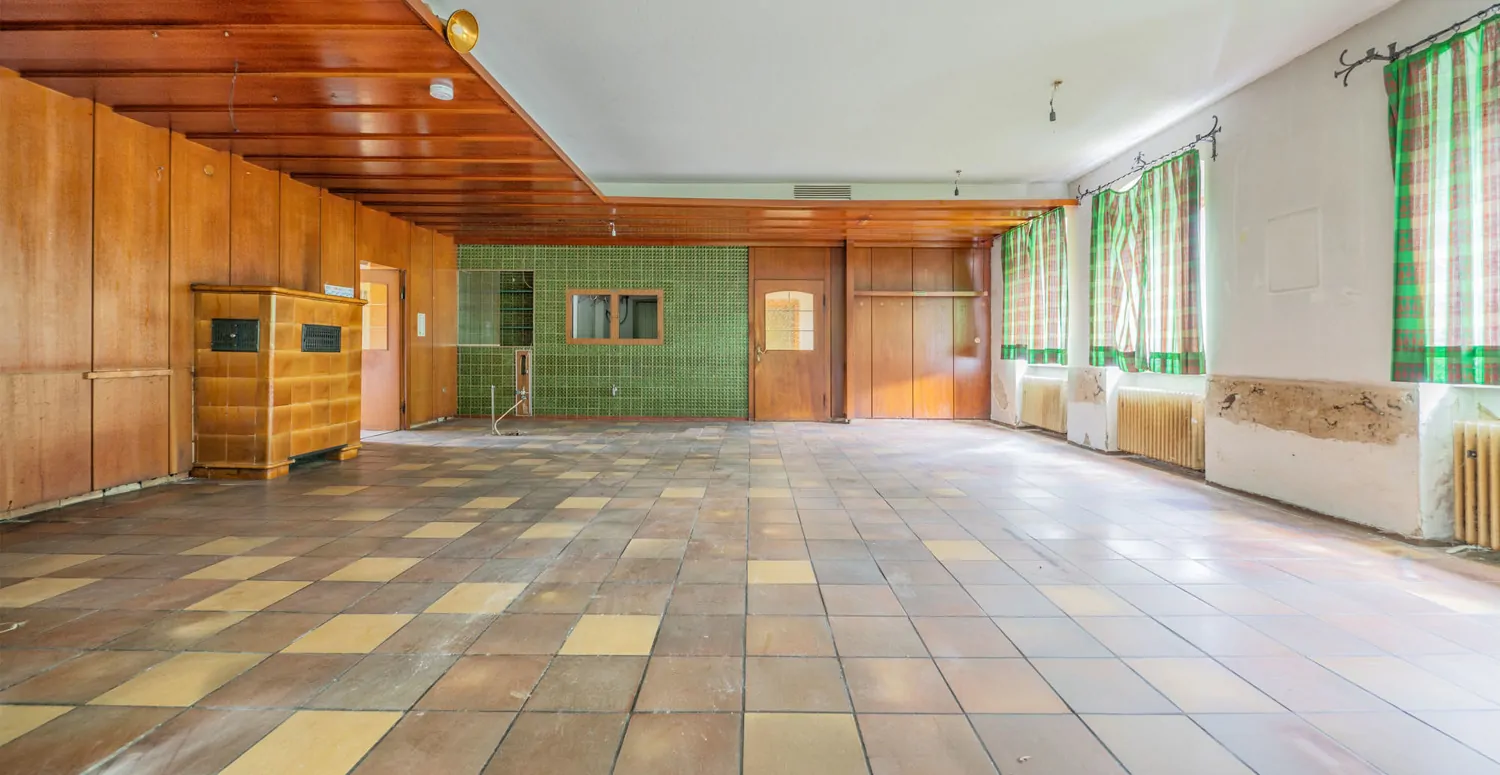 Gebäude-Ensemble-Denkmalschutz
Großes eingewachsenes Grundstück- 
Lassen Sie Ihren Ideen freien Lauf