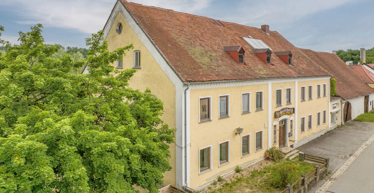 Gebäude-Ensemble-Denkmalschutz
Großes eingewachsenes Grundstück- 
Lassen Sie Ihren Ideen freien Lauf