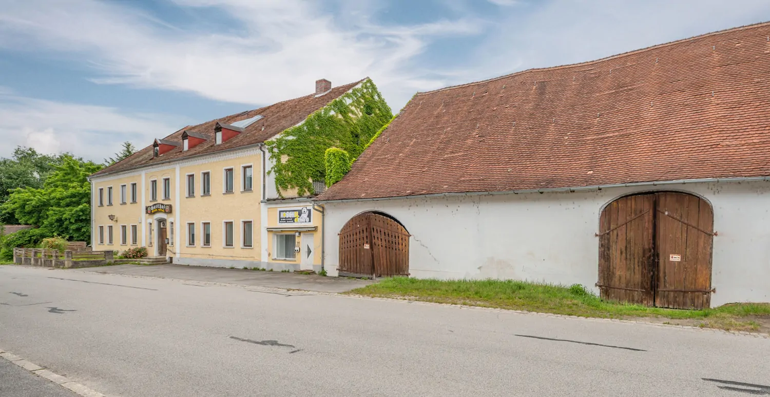 Gebäude-Ensemble-Denkmalschutz
Großes eingewachsenes Grundstück- 
Lassen Sie Ihren Ideen freien Lauf