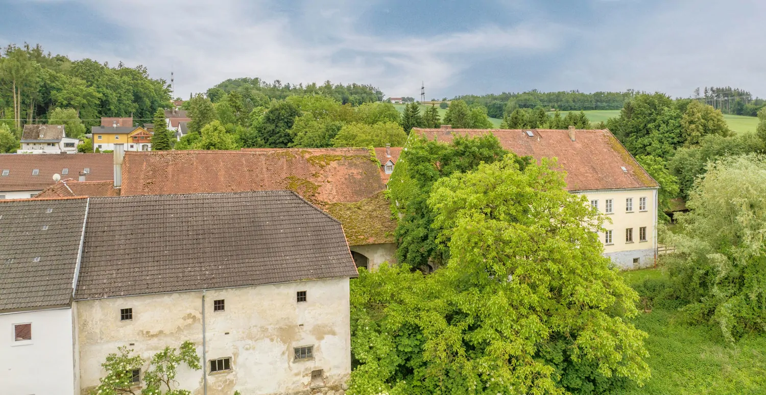 Gebäude-Ensemble-Denkmalschutz
Großes eingewachsenes Grundstück- 
Lassen Sie Ihren Ideen freien Lauf