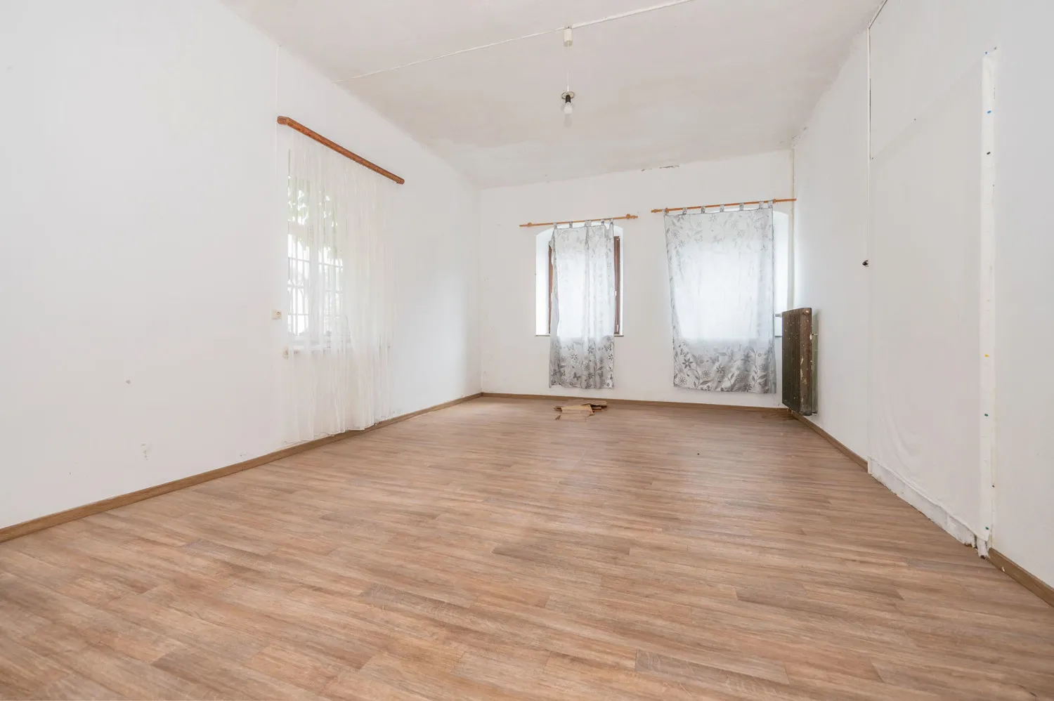 Listed building complex - Large, mature property - Let your ideas run wild