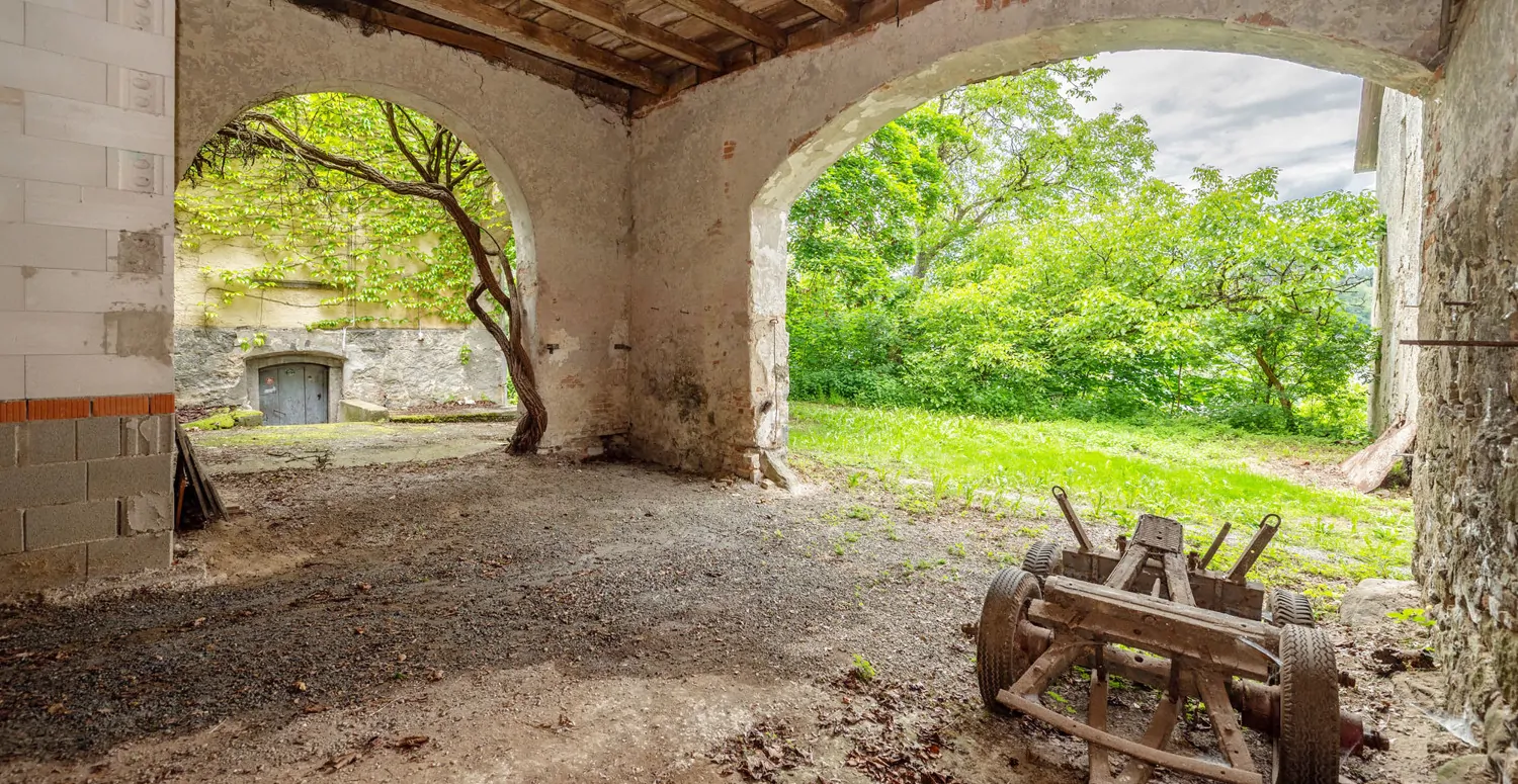 Gebäude-Ensemble-Denkmalschutz
Großes eingewachsenes Grundstück- 
Lassen Sie Ihren Ideen freien Lauf