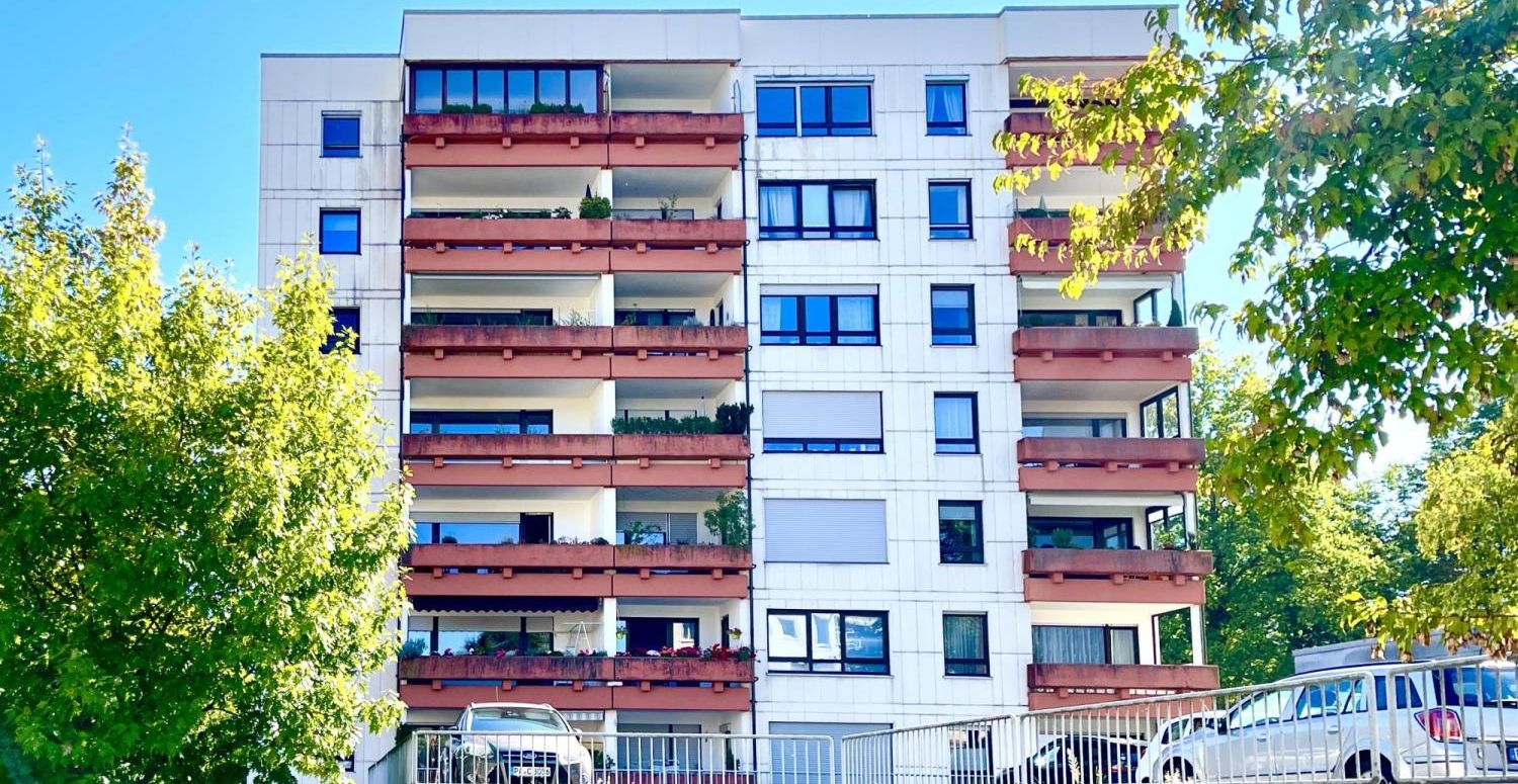 Schöne 3 Zi.-Whg. mit TG-Stellplatz und West-Loggia