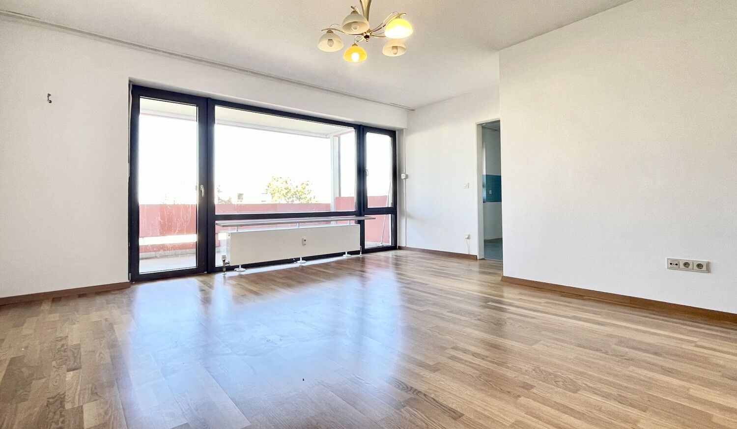 Schöne 3 Zi.-Whg. mit TG-Stellplatz und West-Loggia