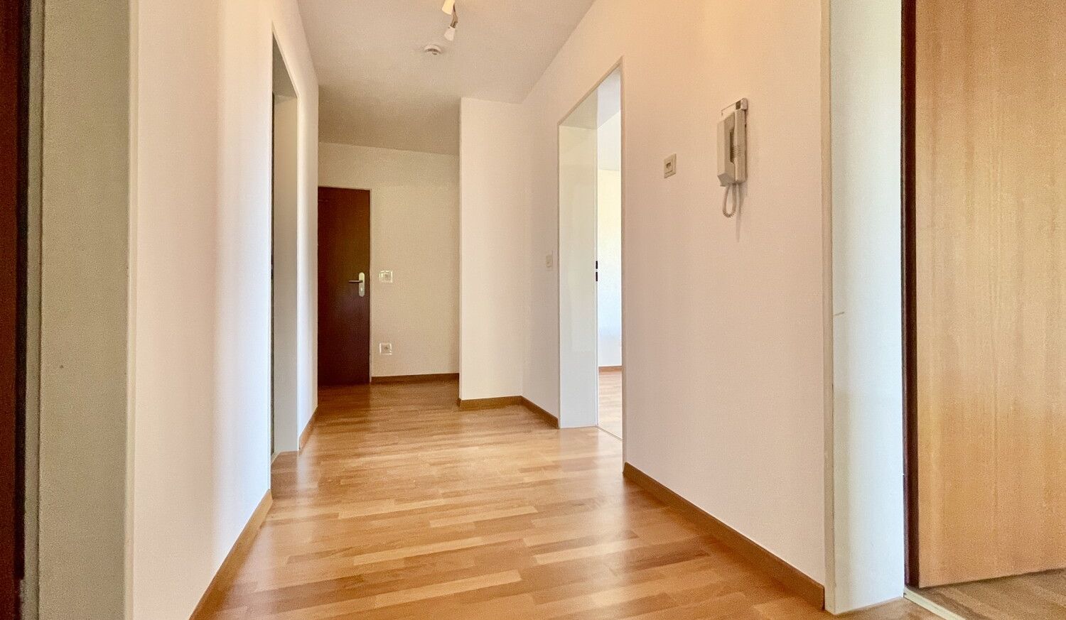 Schöne 3 Zi.-Whg. mit TG-Stellplatz und West-Loggia