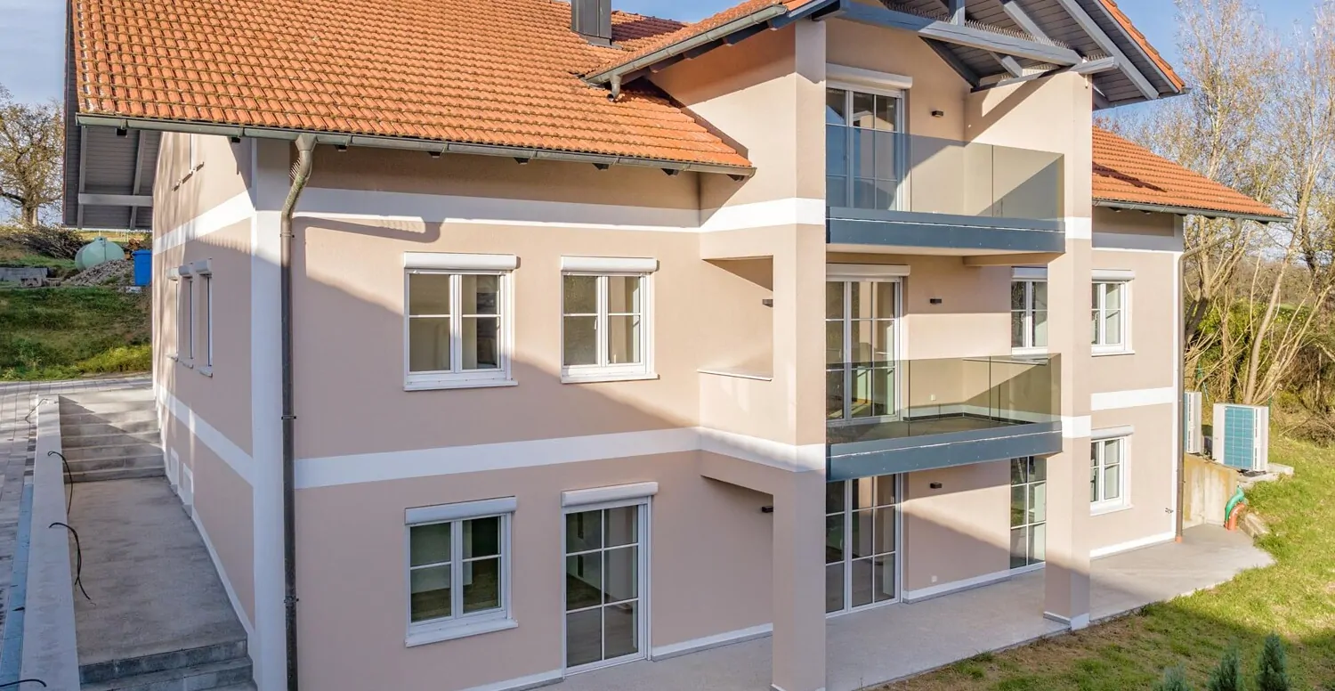 Hochwertig saniertes 3-Parteien-Haus mit 3 modernen Küchen und 6 Stellplätzen